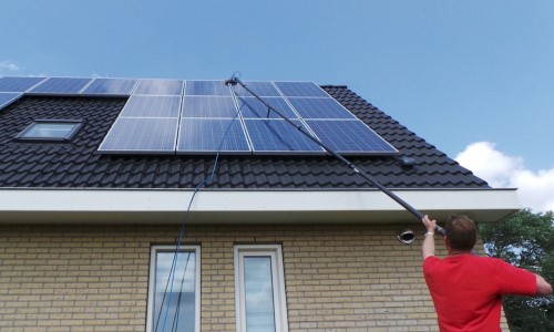 Zonnepanelen laten schoonmaken